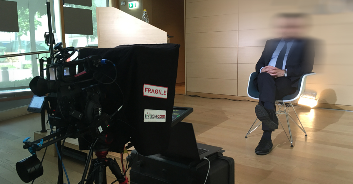 Scena di intervista video con attrezzatura professionale